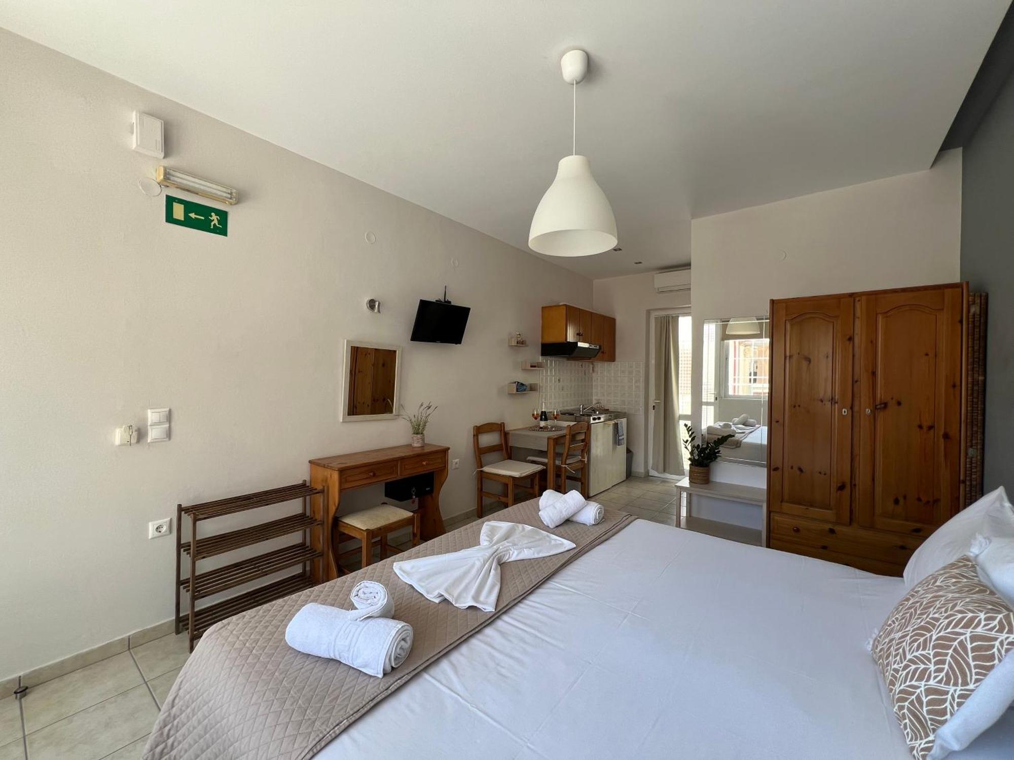 Artemis Rooms Two Steps By The Sea Platanés Exterior foto