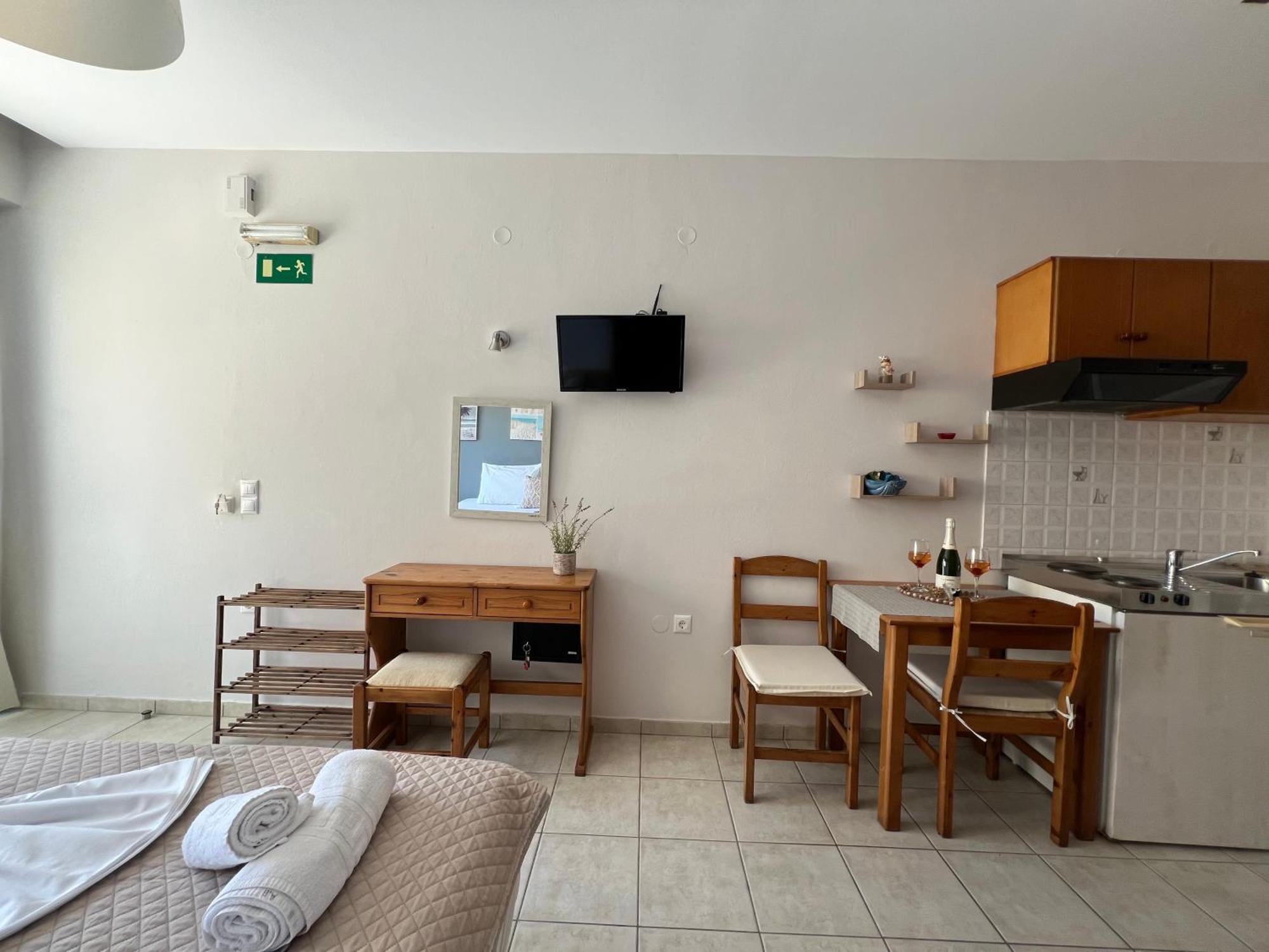 Artemis Rooms Two Steps By The Sea Platanés Exterior foto