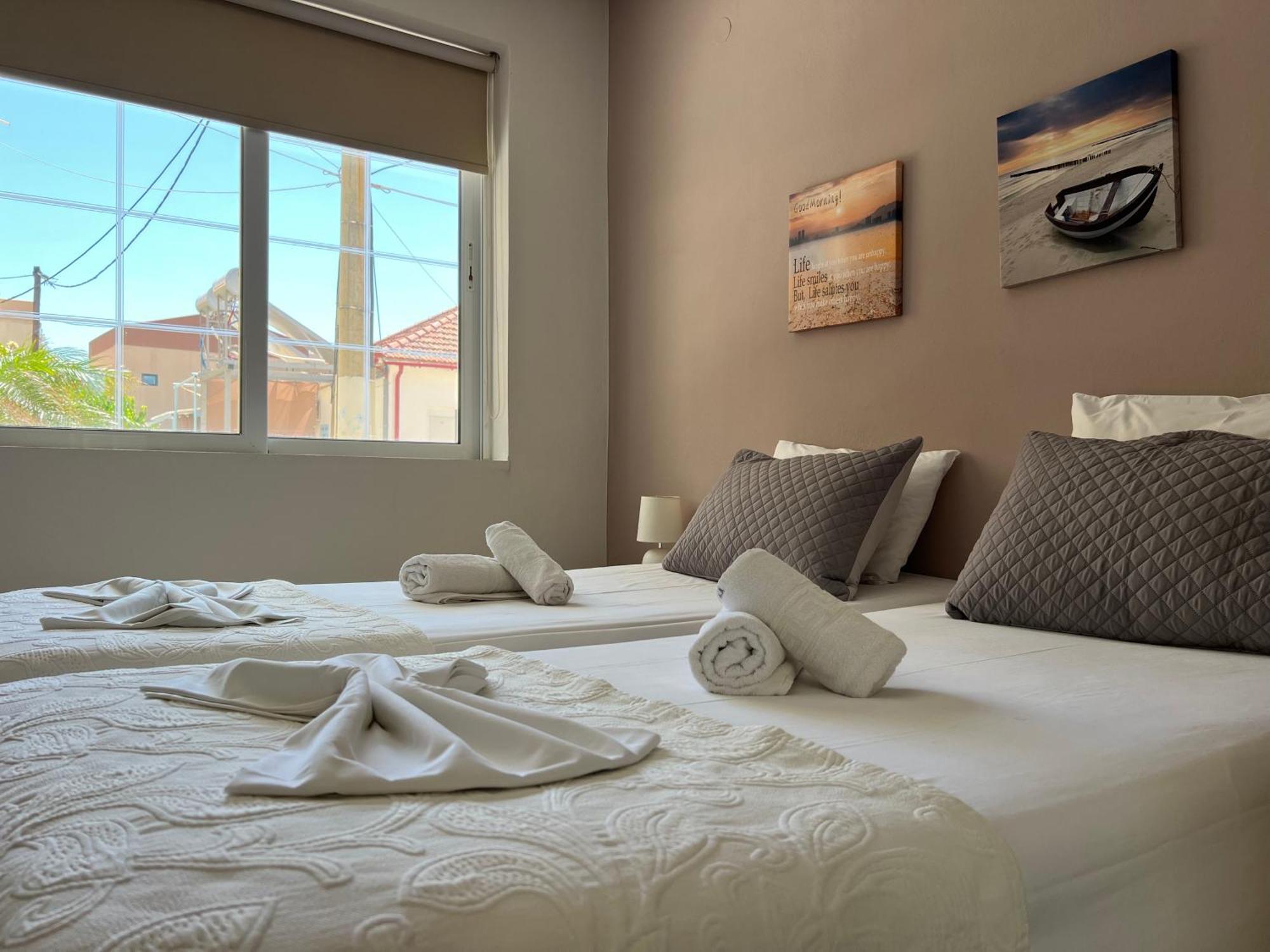 Artemis Rooms Two Steps By The Sea Platanés Exterior foto
