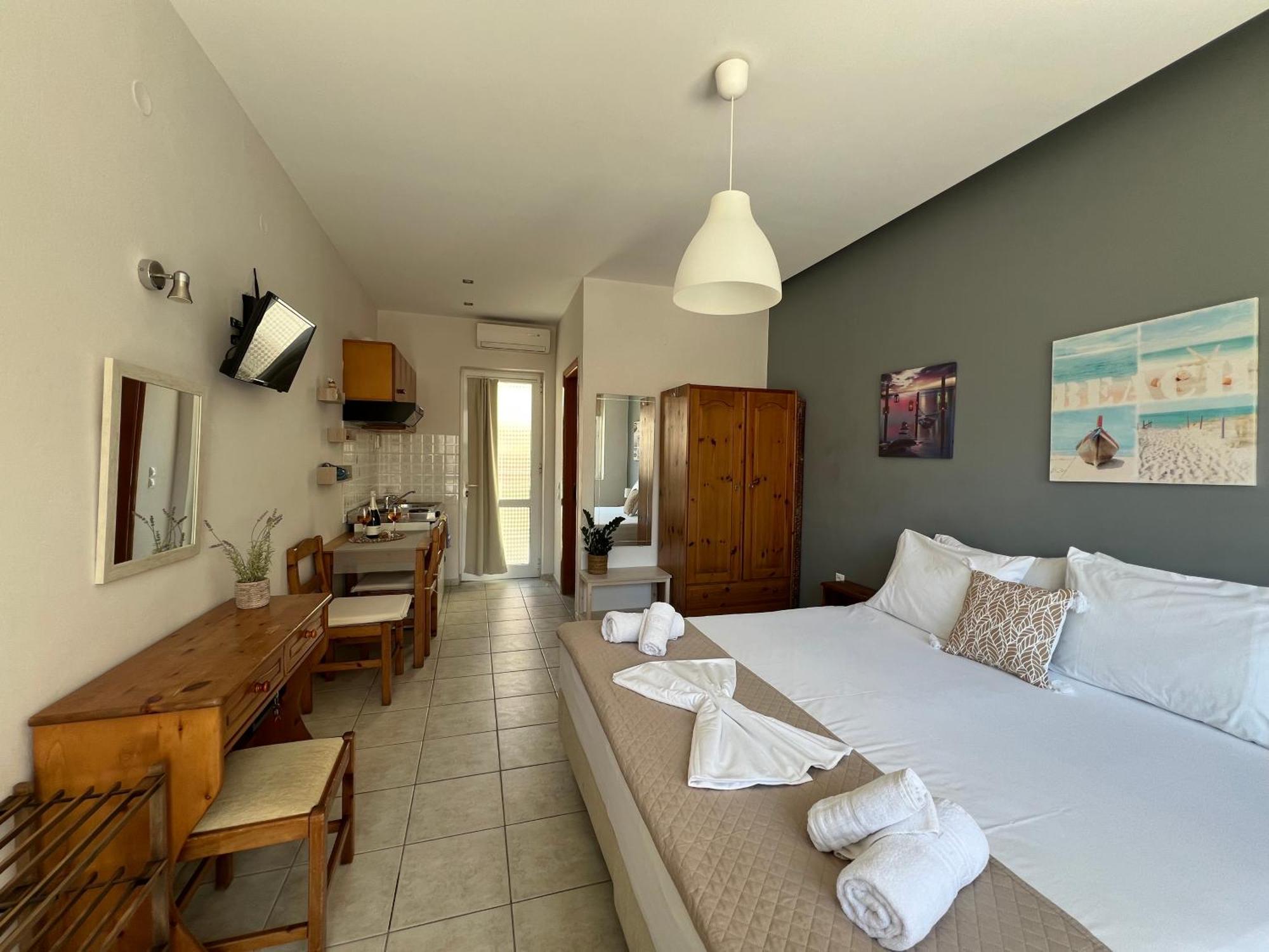Artemis Rooms Two Steps By The Sea Platanés Exterior foto